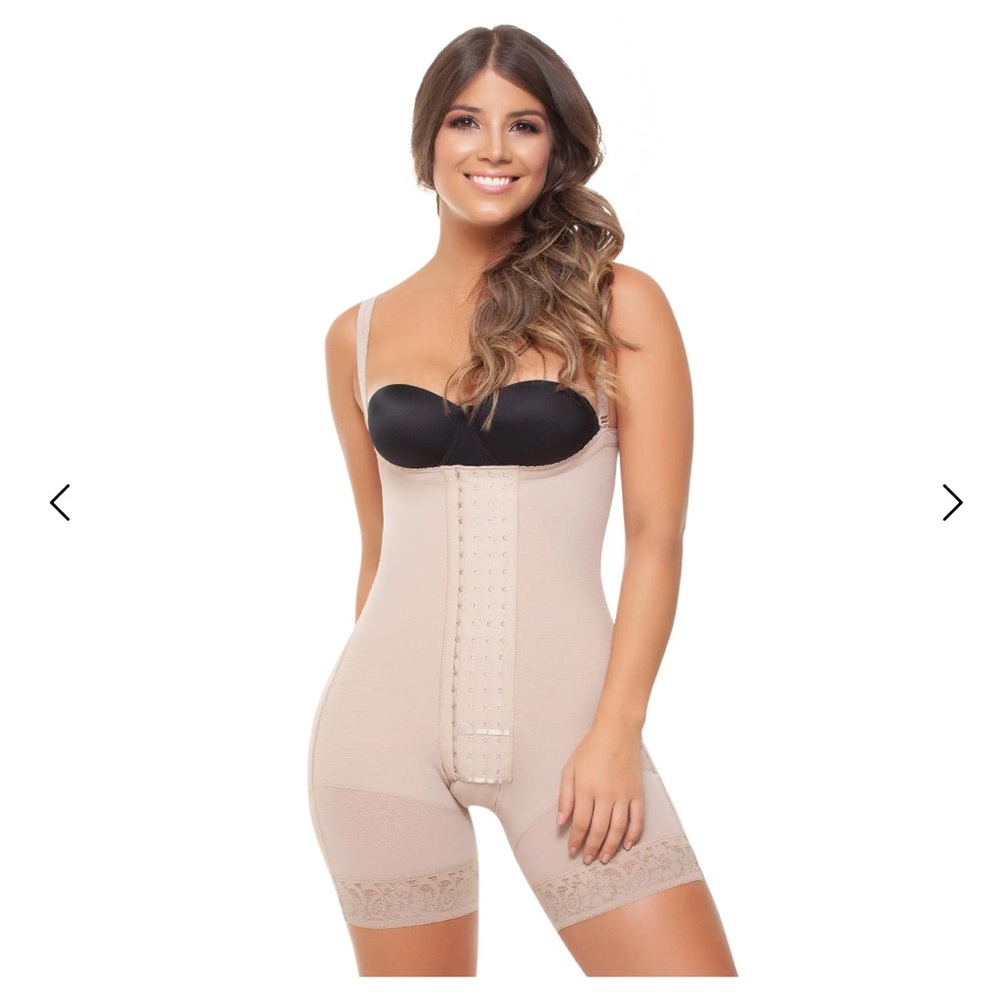 Hourglass strapless body shaper.